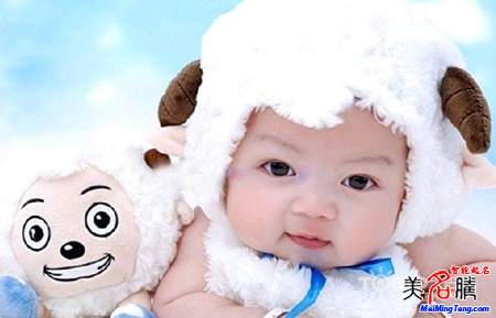 羊?qū)殞毱鹈执笕? /></a>　　2015年2月4日是立春節(jié)氣，過了這一天出生的寶寶就是傳統(tǒng)意義上的羊?qū)殞毩?。你可能?huì)疑惑，為什么不是過了春節(jié)以后呢？關(guān)于這一點(diǎn)，美名騰多次撰文解釋這個(gè)問題。如果不清楚的，可以查看美名騰這篇說明文章...</div>
							        <div style="height:5px; font-size:5px"></div>
							        <hr width="99%" style="text-align:center; border-style:dotted; border-width:0px; height:1px;" />
							        <div style="height:5px; font-size:5px"></div>
							    </div>
						        </td>
	</tr><tr style="border-width:0px;">
		<td valign="top">
						        <div style="padding-left:3px; padding-right:3px;line-height:180%">
							         <h3 style="padding:0px;margin:0px;display:inline;"><a id="ctl00_ContentPlaceHolder1_ShowMore1_dgNews_ctl08_HyperLink1" class="headline" href="/Message/ShowNews.aspx?NewsID=3651" target="_blank">屬羊人的運(yùn)程和起名禁忌破解</a></h3>
							         <span id="ctl00_ContentPlaceHolder1_ShowMore1_dgNews_ctl08_Label1" style="color:Green;font-size:10pt;">2015/1/20 15:34:15</span>
							          <span style="color:Red;font-size:8pt;"></span>
							        <br />
							        <div style="padding-top:1px; width:95%; padding-left:8px; line-height:180%;color:#2f2f2f;font-size:14px;" ><a href=